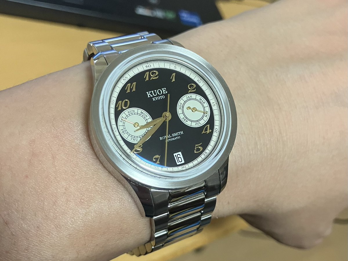 買っちゃいました
KUOE  ROYAL SMITH / 90-010
35mm幅は細腕の私に丁度よく
リバースパンダでトリプルカレンダー
金色の針とインデックスも良い感じ
よりクラシカルにする為にメッシュベルトを物色しているのですが見つかりません