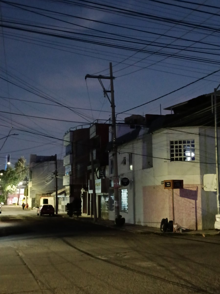 ColonosElVergel's tweet photo. Buenas tardes. Por favor les pedimos que a la brevedad manden personal al Fracc. El Vergel, ya que varias luminarias en el cruce de la Priv. 29 "C" Sur con la 35 Poniente no funcionan desde hace 1 mes. Y en el pasado, esto representa presencia de delincuencia en la zona. Gracias. https://t.co/xzOTMSeQV6