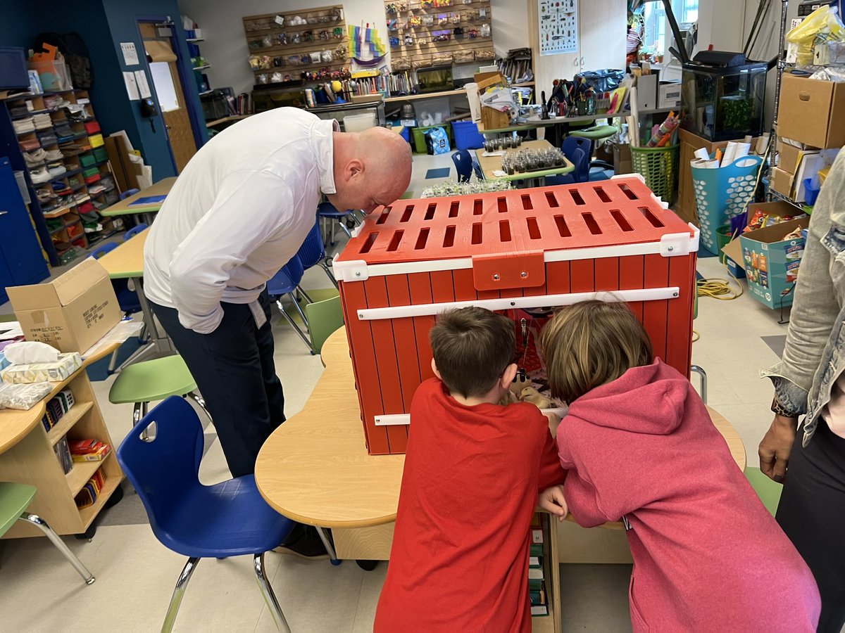 PutnamValleyCSD's tweet photo. From watching the eggs in incubators to witnessing them hatch, students have been learning all about life cycles amd how to care for these little friends. It’s been an egg-cellent hands-on experience full of wonder, learning, and lots of tiny peeps! #HandsOnLearning https://t.co/ntIBIQoPD1