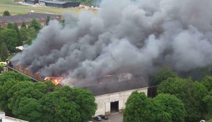 factsprime35's tweet photo. UK HERITAGE SITE ABLAZE! 🔥🚒
Blazing inferno engulfs motoring & aviation site in Oxfordshire! 🚨
Cops & firefighters on scene. Locals told to seal homes.
#UKFire #Oxfordshire https://t.co/77GZnjSDnC