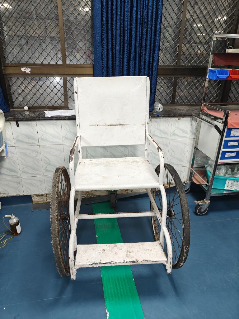 jai_lm's tweet image. Black Story of Chennai Rajiv Gandhi general hospital emergency ward is running with a single CT scan which puts people to wait for more than 3 hrs, Head shave 100Rs , Wheel chair access 200 Rs , Serving Tea and snacks with cockroach and Rats Need to pay for bedsheet and pillow