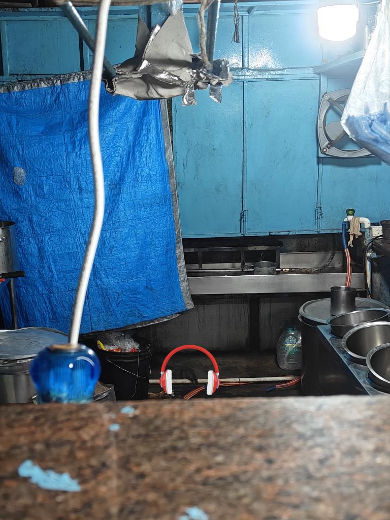jai_lm's tweet image. Black Story of Chennai Rajiv Gandhi general hospital emergency ward is running with a single CT scan which puts people to wait for more than 3 hrs, Head shave 100Rs , Wheel chair access 200 Rs , Serving Tea and snacks with cockroach and Rats Need to pay for bedsheet and pillow