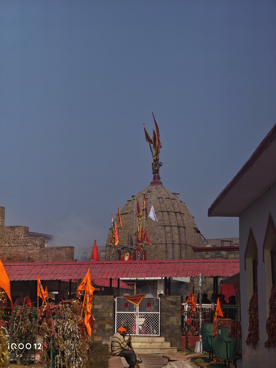 AbdNitin's tweet image. #FramesOfIndia

"Whispers of faith in the Jammu air,
At Bawe Wali Mata’s sacred stair 🙏.
Flags rise high, hearts kneel low,
In her divine grace, I found a glow."

#ShotOnAGNI3
@LavaMobile63652