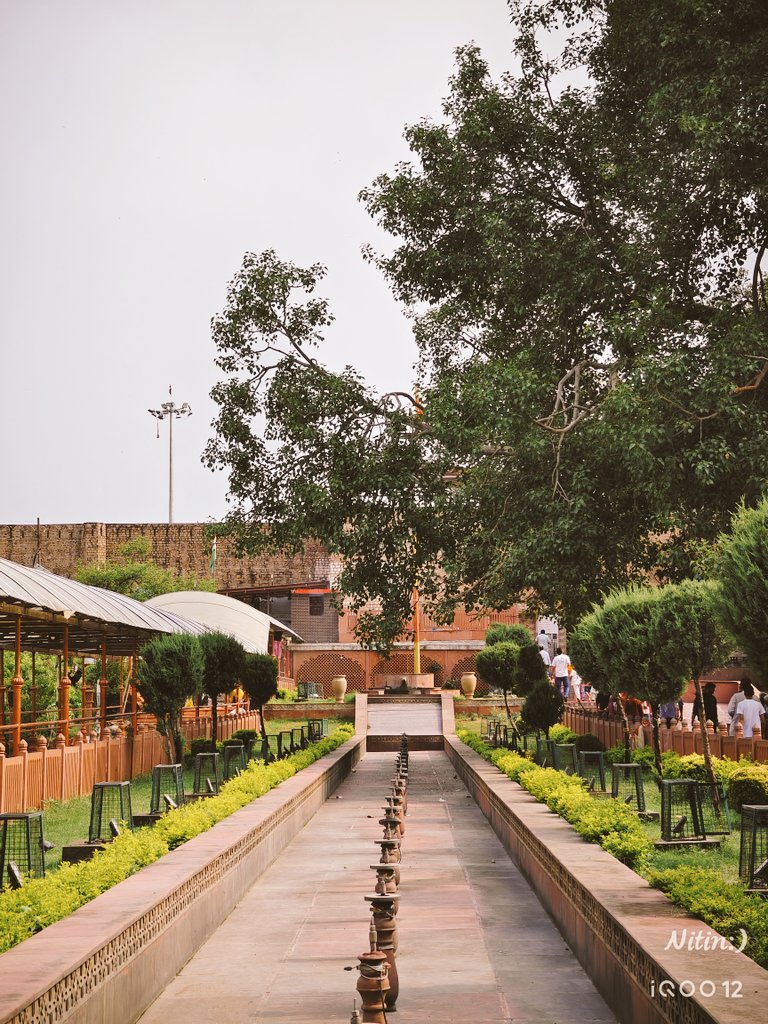 AbdNitin's tweet image. #FramesOfIndia

"Whispers of faith in the Jammu air,
At Bawe Wali Mata’s sacred stair 🙏.
Flags rise high, hearts kneel low,
In her divine grace, I found a glow."

#ShotOnAGNI3
@LavaMobile63652