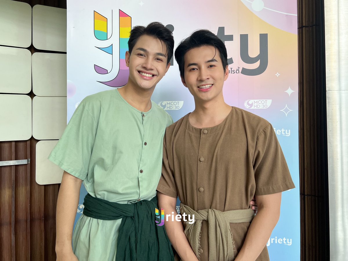 Yriety's tweet photo. วันนี้ลอยกับแก้วแวะมาทักทายพี่วายถึงที่! มาครั้งนี้ 2 หนุ่ม "เล้ง - สแตมป์" มีเรื่องราวมาเม้าท์เยอะมาก แถมยังเอนจอยกันสุด ๆ 😁 ว่าแต่จะคุยอะไรกับพี่วายบ้างรอรับชมเล้ย 👀📷

#ลอยแก้ว 
#loykaewfirstlove
#เล้งแสตมป์ #lengstamp
#Yriety https://t.co/UzD2kAYav1