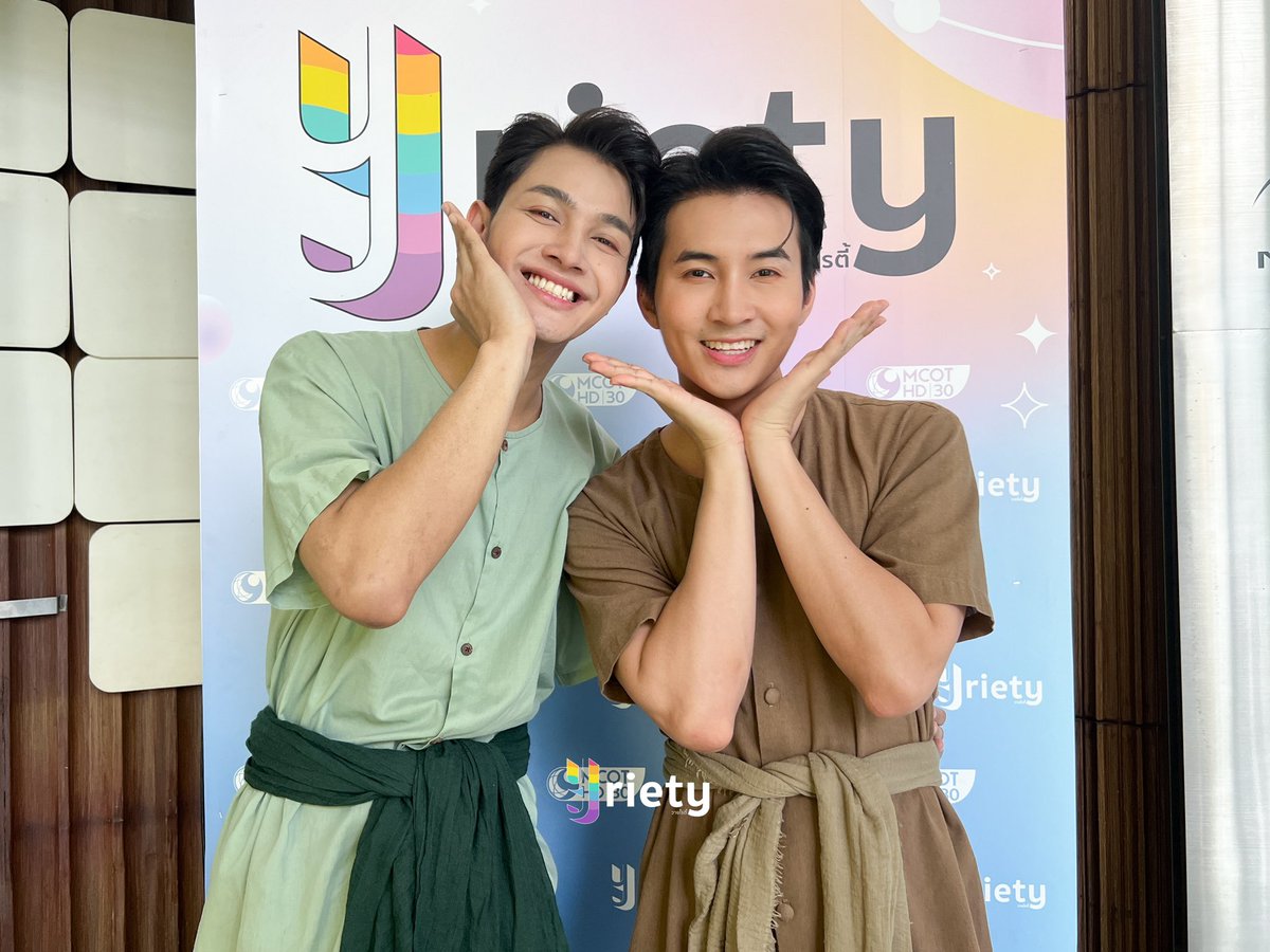 Yriety's tweet photo. วันนี้ลอยกับแก้วแวะมาทักทายพี่วายถึงที่! มาครั้งนี้ 2 หนุ่ม "เล้ง - สแตมป์" มีเรื่องราวมาเม้าท์เยอะมาก แถมยังเอนจอยกันสุด ๆ 😁 ว่าแต่จะคุยอะไรกับพี่วายบ้างรอรับชมเล้ย 👀📷

#ลอยแก้ว 
#loykaewfirstlove
#เล้งแสตมป์ #lengstamp
#Yriety https://t.co/UzD2kAYav1
