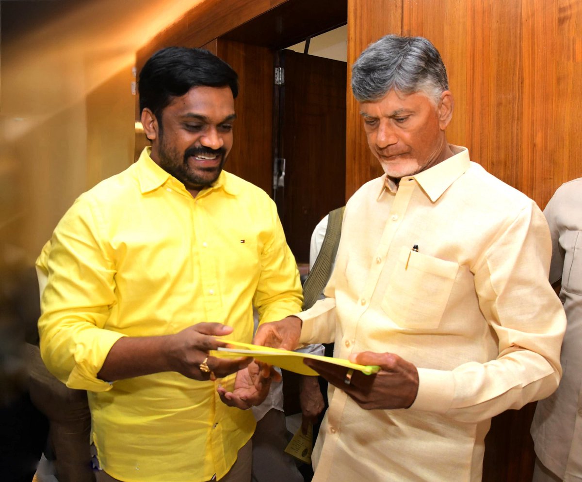అమరావతి సెక్రటేరియట్ లో ఉన్న ముఖ్యమంత్రి గారి కార్యాలయంలో ఆంధ్ర ప్రదేశ్ ముఖ్యమంత్రివర్యులు , తెలుగుదేశం పార్టీ జాతీయ అధ్యక్షులు శ్రీ నారా చంద్రబాబు నాయుడు గారిని మర్యాదపూర్వకంగా కలిసిన తెలుగుదేశం పార్టీ రాష్ట్ర కార్యనిర్వాహక కార్యదర్శి కర్రి సాయికృష్ణ