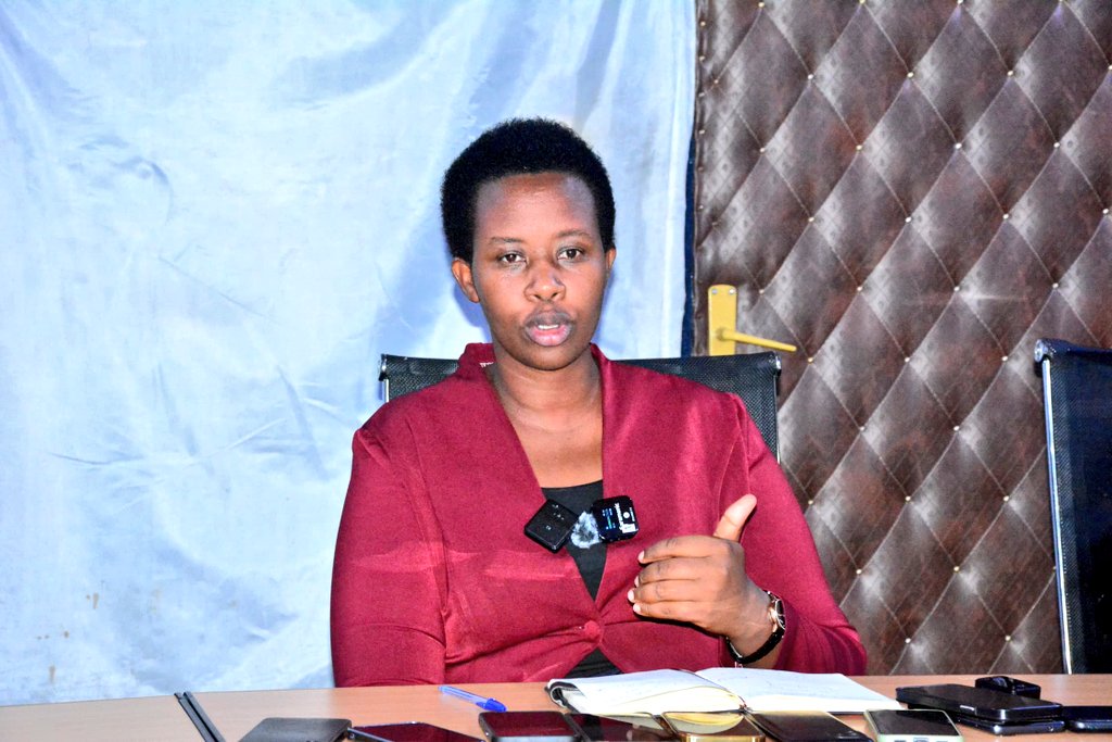 Lee_Fabricee's tweet image. Umuyobozi wungirije ushinzwe iterambere ry’ubukungu mu Karere ka @KarongiDistr, Madamu Ntakirutimana Juliene, yashimangiye uruhare rukomeye rw’umushinga PRISM mu guteza imbere abaturage b’akarere.

Yatangaje ko umushinga #PRISM watanze amatungo magufi mu mirenge itanu igize…