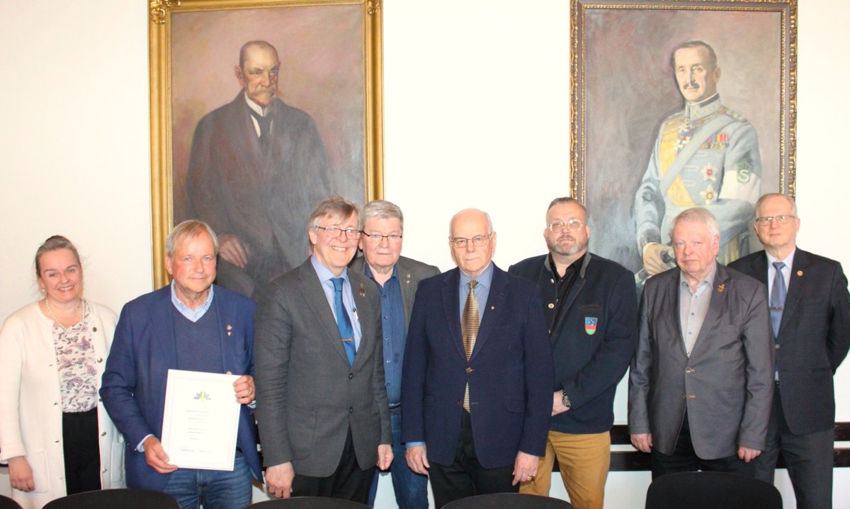 Vaps93506001's tweet photo. Vapaussodan Perinneliiton liittokokous oli Tampereella 14.5.25. Kuvassa liittohallitus: oikealta Esko Hakulinen, Veli Suvanto, Pekka Lehtiö, varapuheenjohtaja Tapio Laine, Matti Mikkonen, puheenjohtaja Jouni Koskela, Paavo Enroth, Nina Schleifer. Kuvasta puuttuu Sofia Vikman. https://t.co/fEbME3G2ye