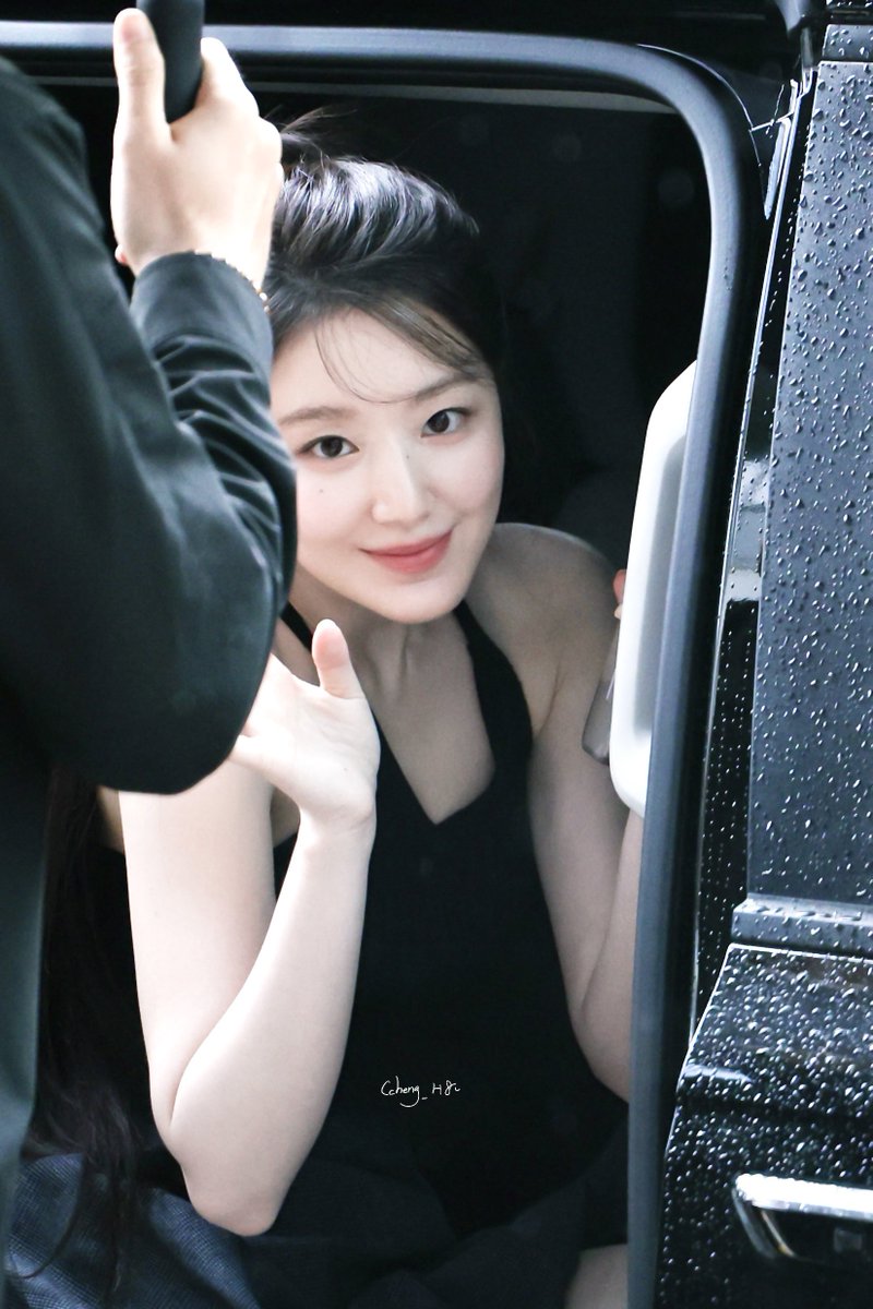Ccheng_H8's tweet photo. 250516 민주의 핑크 캐비닛 퇴근 
너무 귀여워!!!!!!!
수고했어🤎  
#슈화 #SHUHUA #舒華
 #아이들 #idle https://t.co/51ZYzTqDXl