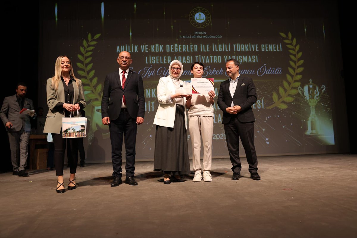 İl Millî Eğitim Müdürlüğümüzün düzenlediği 📌"Ahilik ve Kök Değerler ile İlgili Türkiye Geneli Liseler Arası Tiyatro Yarışması" ödül töreni gerçekleştirildi.🎭🏆

🔗meb.ai/RcJi3m

<a href="/tcmeb/">Millî Eğitim Bakanlığı</a> 
<a href="/Yusuf__Tekin/">Yusuf Tekin</a> 
<a href="/meb_ogm/">Ortaöğretim Genel Müdürlüğü</a>
<a href="/tcmeb_mtegm/">Meslekî ve Teknik Eğitim Genel Müdürlüğü</a>
<a href="/MersinValiligi/">Mersin Valiliği</a> 
<a href="/valiatillatoros/">Atilla Toros</a>