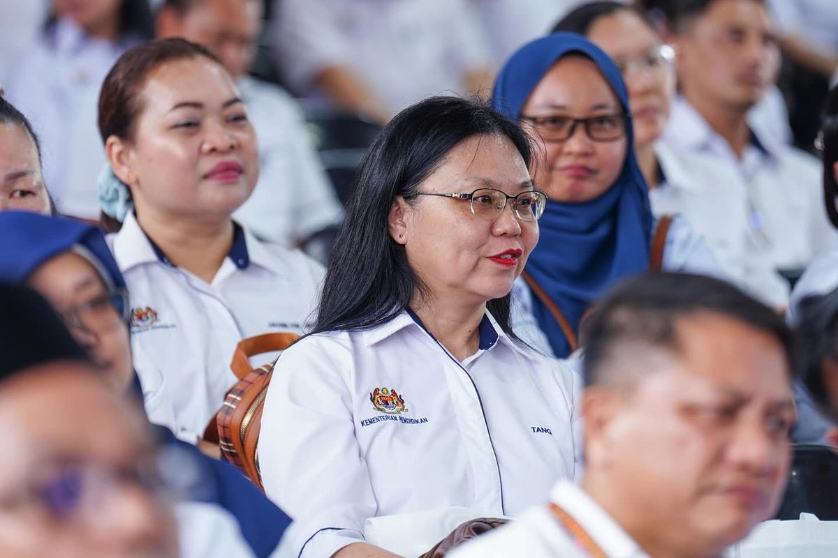 halimkhomiza's tweet photo. ‘GURU PEMACU REFORMASI PENDIDIKAN’

Alhamdulillah hari ini kita bersama-sama meraikan Sambutan Hari Guru ke-54 bagi tahun 2025 dengan mengangkat tema yang amat signifikan iaitu ‘Guru Pemacu Reformasi Pendidikan’.

(Kenyataan penuh di Facebook Dato’ Halim Khomiza) https://t.co/yWuzmZTbIR