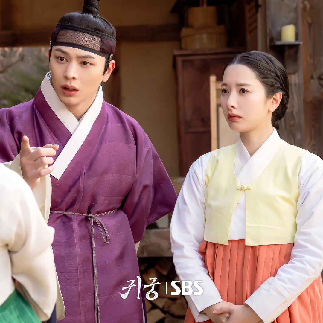 SBSNOW's tweet photo. 김지연X육성재X신슬기 시작된 삼각관계?
우리 지연이 눈에서 레이저 나오겠어요😒

SBS 금토드라마 <귀궁>
☞ [금,토] 밤 9시 55분

#SBS금토드라마 #귀궁
#TheHauntedPalace
#귀궁스틸 #스틸
#육성재 #김지연 #김지훈 #신슬기 https://t.co/yaNdn7Himr