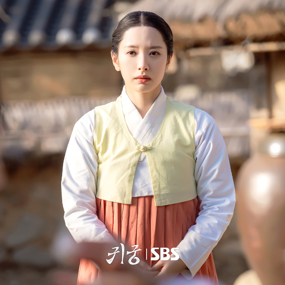 SBSNOW's tweet photo. 김지연X육성재X신슬기 시작된 삼각관계?
우리 지연이 눈에서 레이저 나오겠어요😒

SBS 금토드라마 <귀궁>
☞ [금,토] 밤 9시 55분

#SBS금토드라마 #귀궁
#TheHauntedPalace
#귀궁스틸 #스틸
#육성재 #김지연 #김지훈 #신슬기 https://t.co/yaNdn7Himr