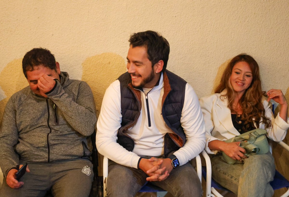 ColinirEma's tweet photo. Mates y charla con vecinos y vecinas sobre la difícil situación de la ciudad.
En este año y medio de la gestión de Merino, lo único que lograron fue perder un año y medio.

Pero para cada vecino, un dia perdido es un día de angustia. Los vecinos padecen lo que desde la municipalidad festejan: tarifazos, impuestazos, estacionamiento medido, copias berretas de actividades de otras localidades y el intendente recorriendo el país y la provincia sin ninguna buena noticia para la ciudad, pero con viáticos duplicados.

Mientras tanto, trabajadores de la construcción reclaman ante la falta de obra pública, pero el intendente declara que espera que el Gobernador resuelva. Así todo. Así siempre. Es es, y así son.