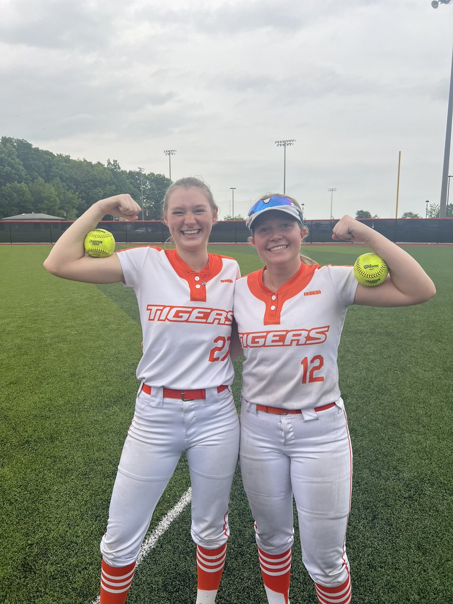 WHAT A COMEBACK!!!! Down 5 to 0 vs EC in the 7th and Tigers end up winning 7-5!!!! 

HR’s by Erica Sizemore (left) and Jill Cavanaugh (right)
