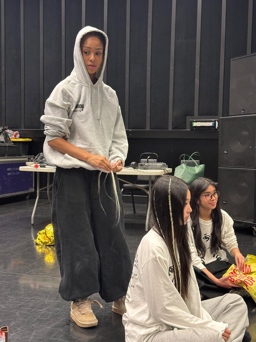 Manon braiding Yoonchaes hair 😭🫶