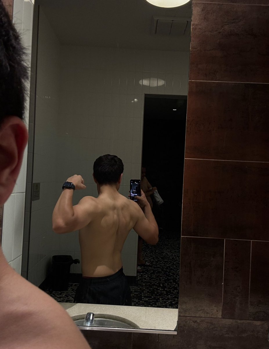 jerryx_zz's tweet photo. April 15 &amp; May 15 . 1 month apart 😌 #gym #gymprogress #gymmotivation https://t.co/uns3dSeqGv