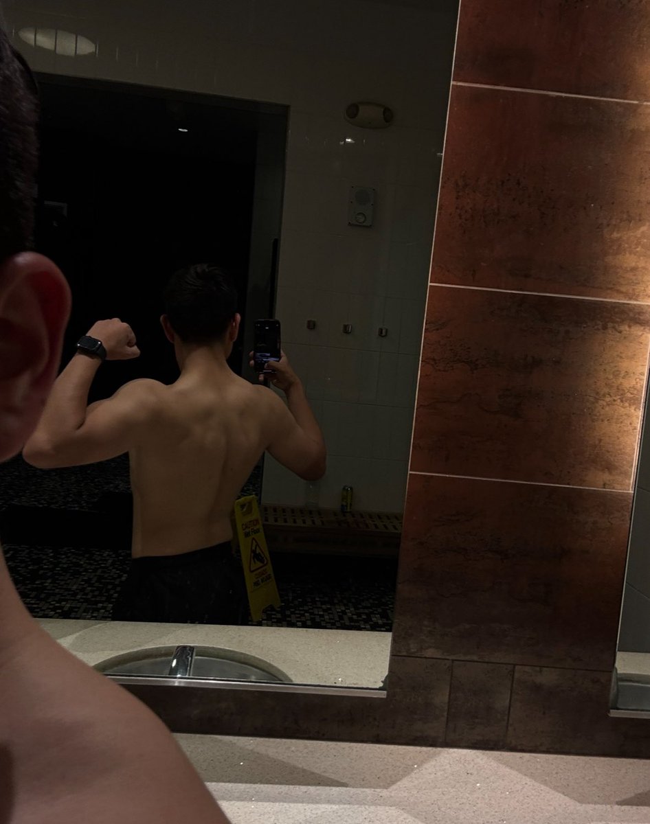 jerryx_zz's tweet photo. April 15 &amp; May 15 . 1 month apart 😌 #gym #gymprogress #gymmotivation https://t.co/uns3dSeqGv