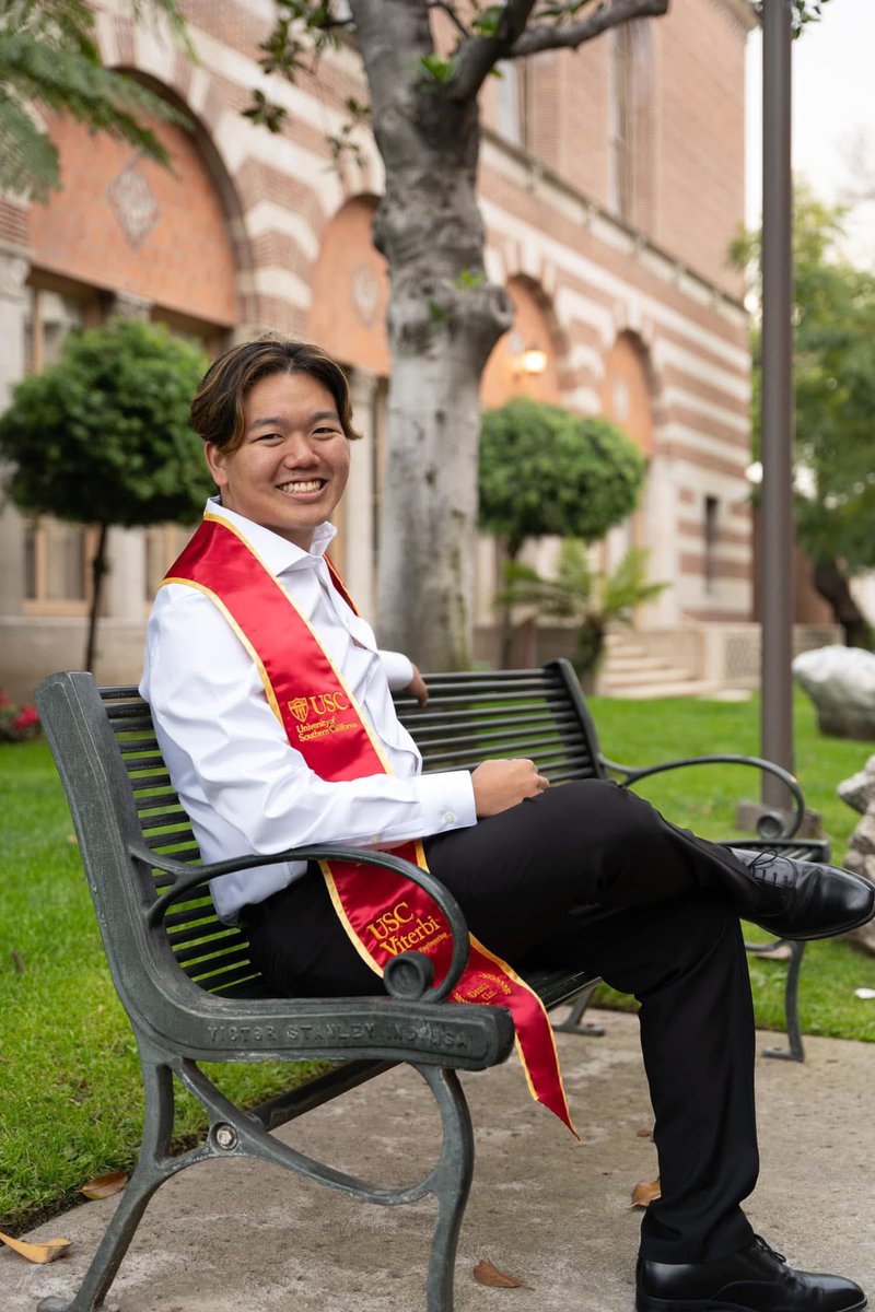 bkspecial's tweet photo. Viterbi Masters! So proud of all your accomplishments! Your future is so bright! #USCGrad https://t.co/8HaU9Uxwy1