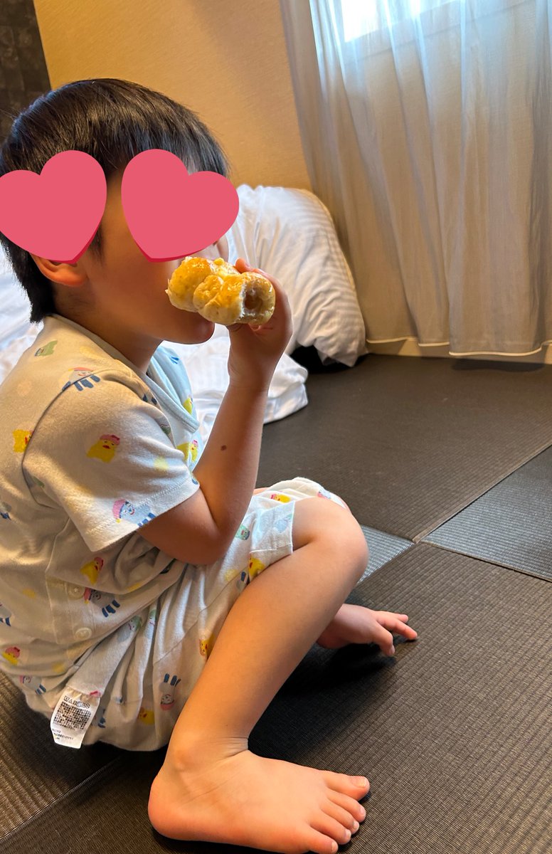 22Backstage's tweet photo. 旦那が食べてたフランセのちくわパン、子に横取りされてた🤣 https://t.co/pSB0jeosxz