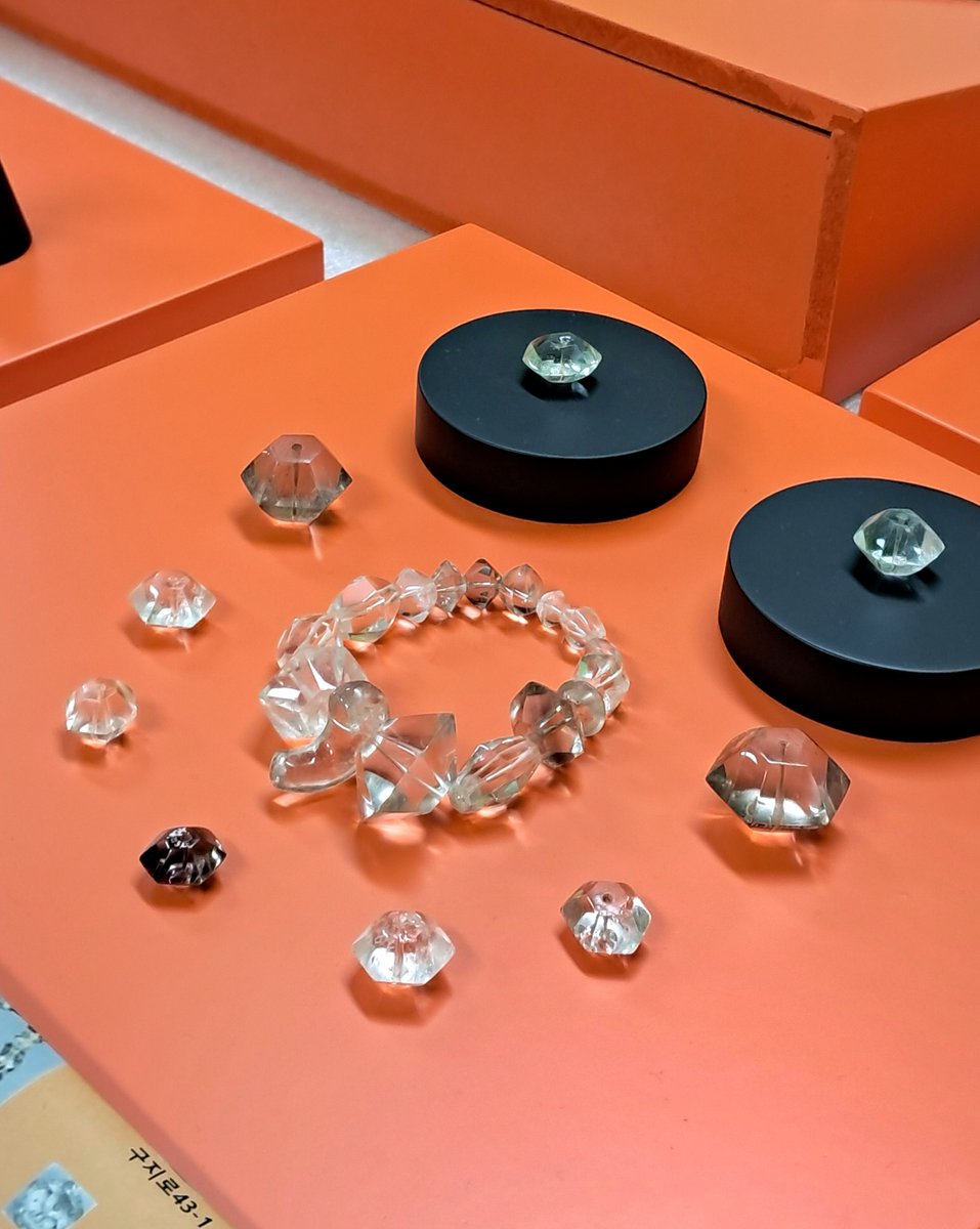 [ 특집전 <크리스탈(水晶) 가야(加耶)> ]
D-4 지금 국립김해박물관은?

특집전 <크리스탈(水晶) 가야(加耶)>
전시 준비현장을 공개합니다 ✨

맑고 투명하고 영롱한 가야의 크리스탈 !
반짝반짝 아름다운 가야를 기대해주세요 🤍

💎 기간: 2025.5.20. ~ 7.31.
💎 장소: 국립김해박물관 기획전시실