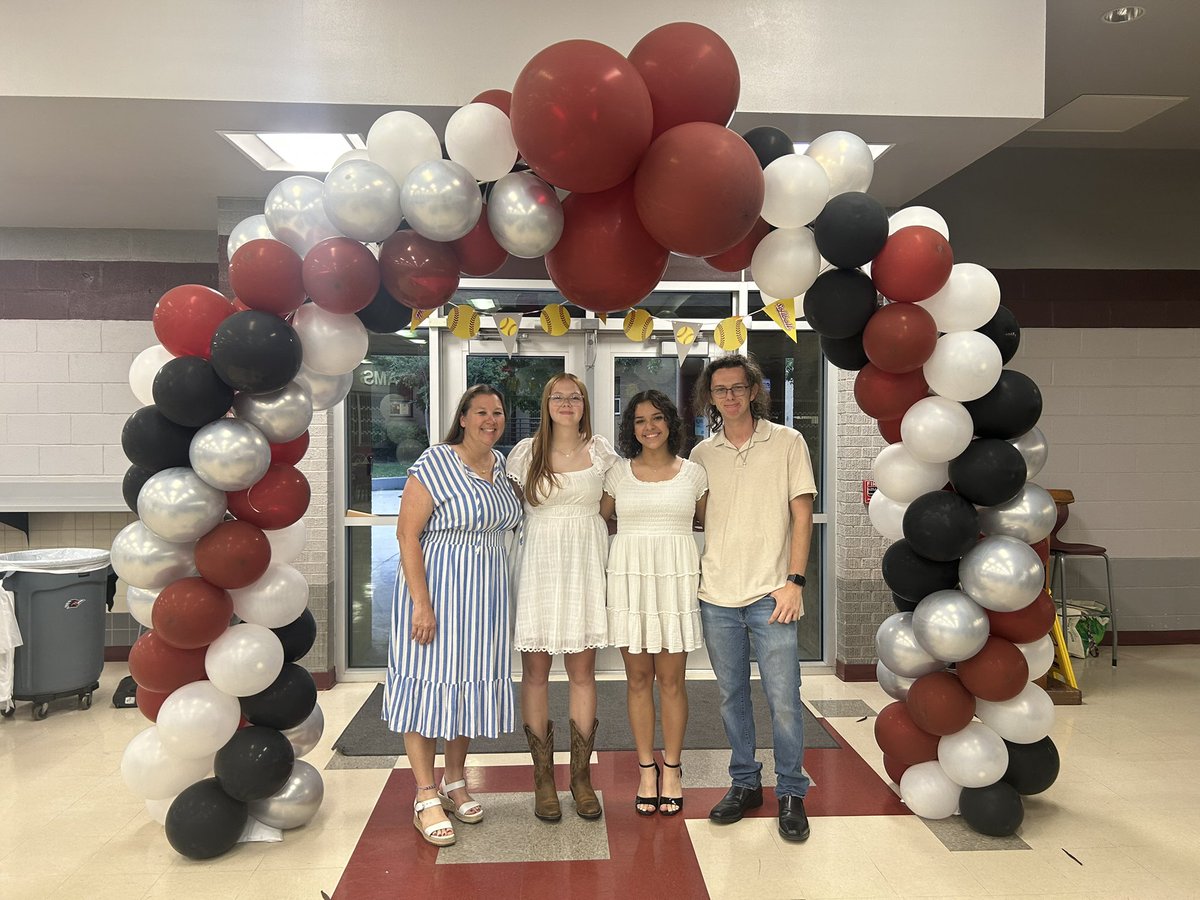 Pics with my favorites from the softball banquet tonight! 🥎💜