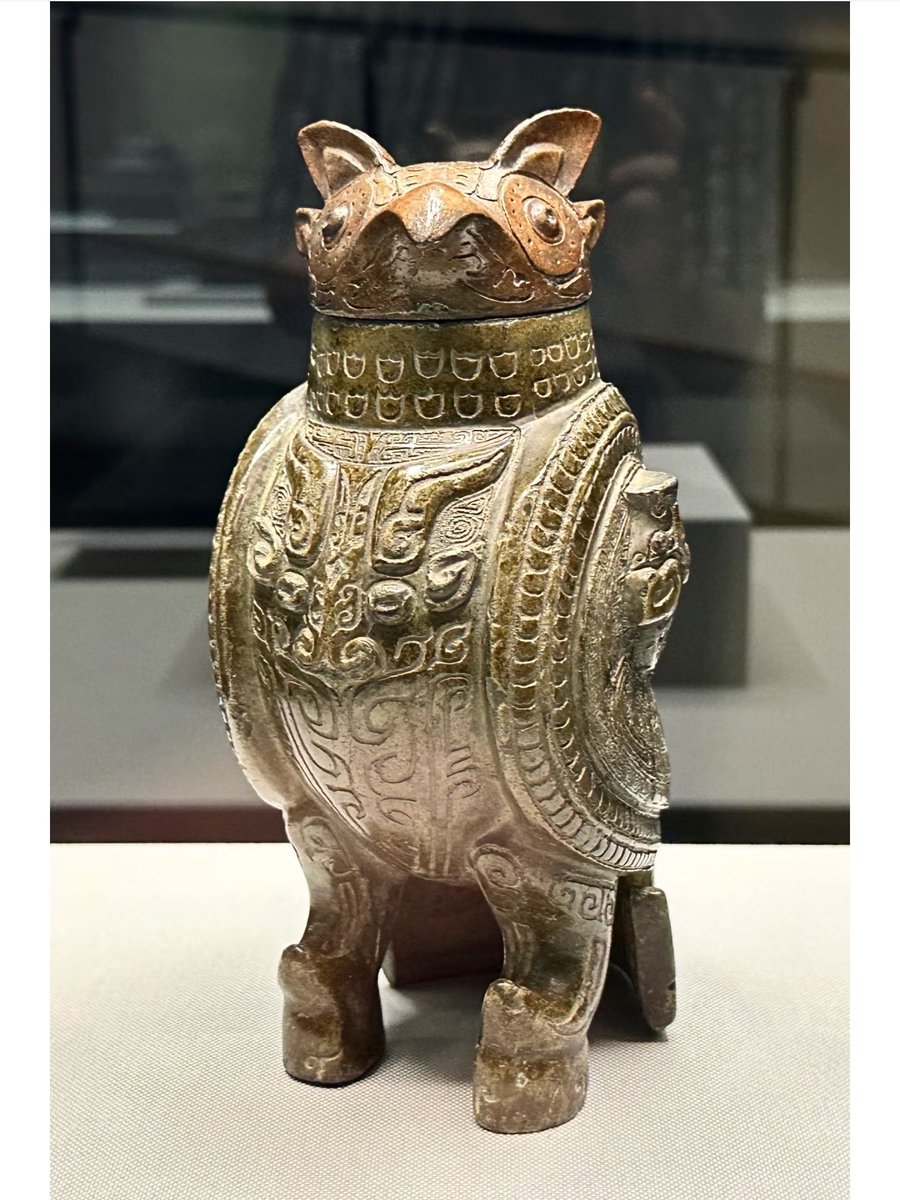 ran_gu666's tweet photo. It showcases a vessel in the stance of a barn owl. A zun is a type of vessel used for holding wine, with the head as a lid and the chest being hollow.#互赞互fo https://t.co/TJf2LMAp6Y