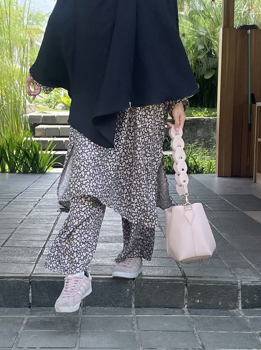 rararsmn's tweet photo. I'm in love with local bags. Alice, Neo, Lana & Pixie🤍
- semuanya koleksi dari PRIOR yaa~ https://t.co/lBmMU8UxLZ #rekomendasitas
#localbag #local #fashion #priorid #prior https://t.co/CaCpzAjboV