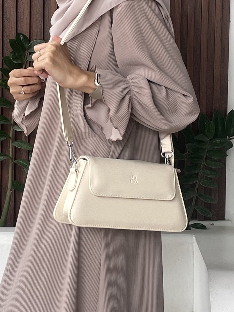 rararsmn's tweet photo. I'm in love with local bags. Alice, Neo, Lana & Pixie🤍
- semuanya koleksi dari PRIOR yaa~ https://t.co/lBmMU8UxLZ #rekomendasitas
#localbag #local #fashion #priorid #prior https://t.co/CaCpzAjboV