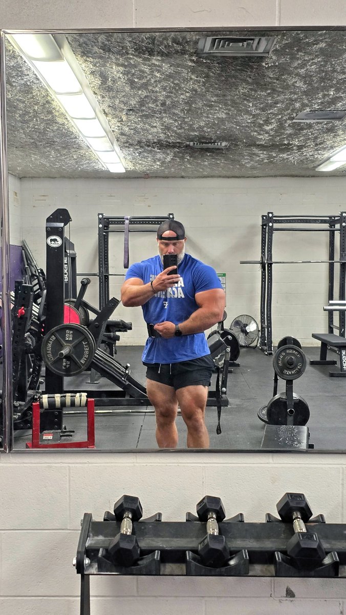 Are my arms that big, or are the warped mirrors that good? 😂💪