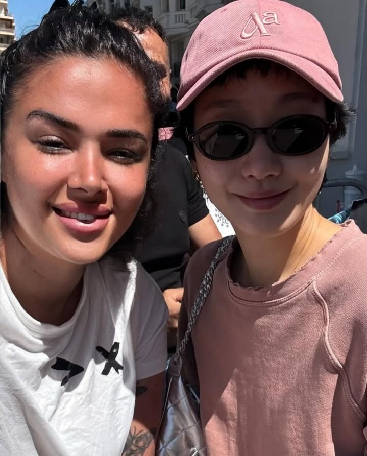kdrama_menfess's tweet photo. •kdm• Kim Goeun in real life with lucky fans. New photos in Cannes. https://t.co/YcLnYlz1Dp