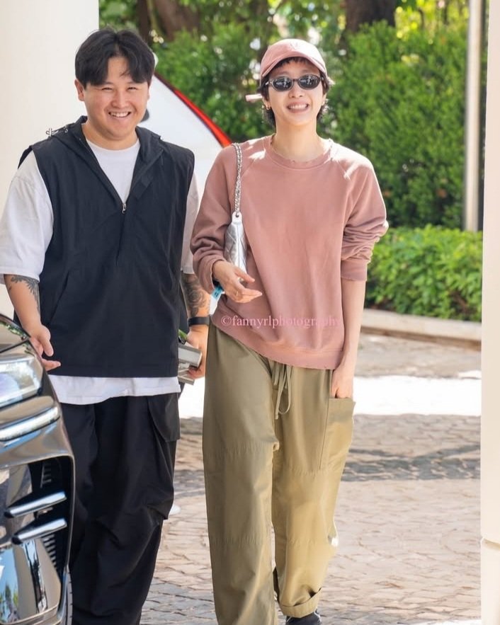 kdrama_menfess's tweet photo. •kdm• Kim Goeun in real life with lucky fans. New photos in Cannes. https://t.co/YcLnYlz1Dp