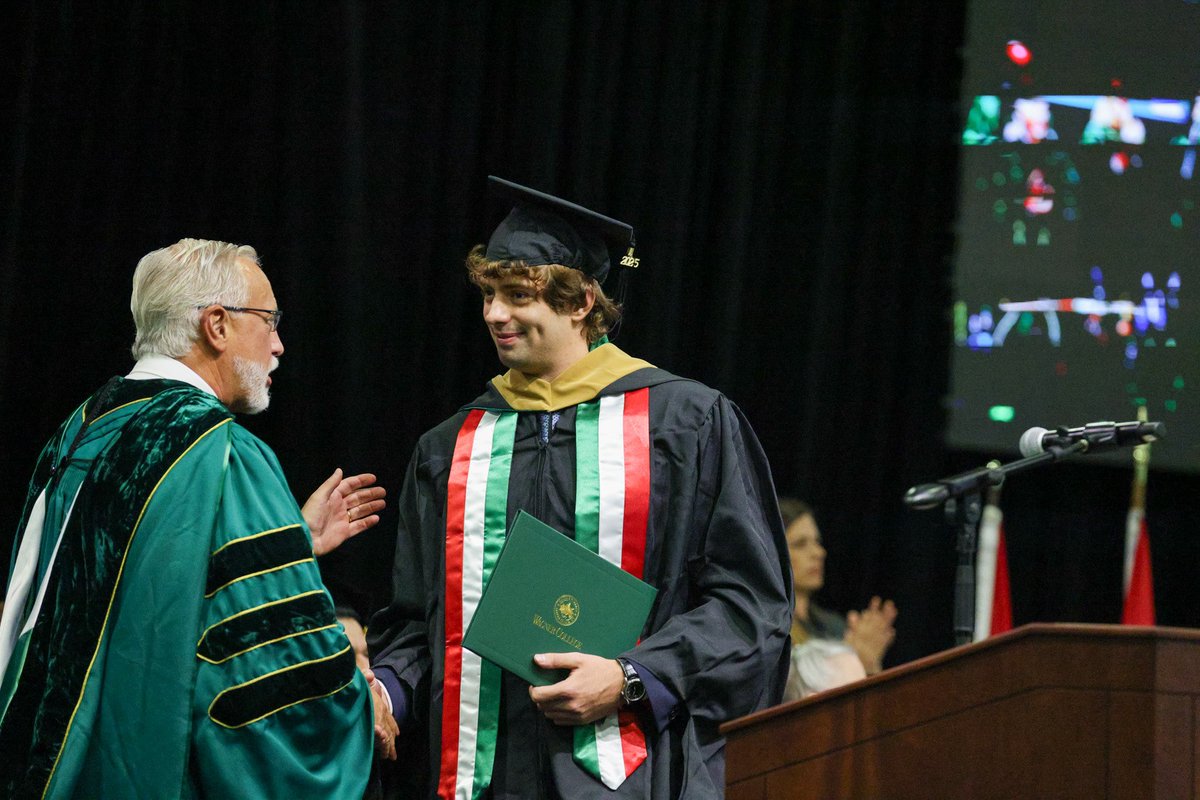 WagnerAthletics's tweet photo. Mastered it! ✅🎓
#WagnerGrad | #LetsFly https://t.co/Rm4EC8ewUt