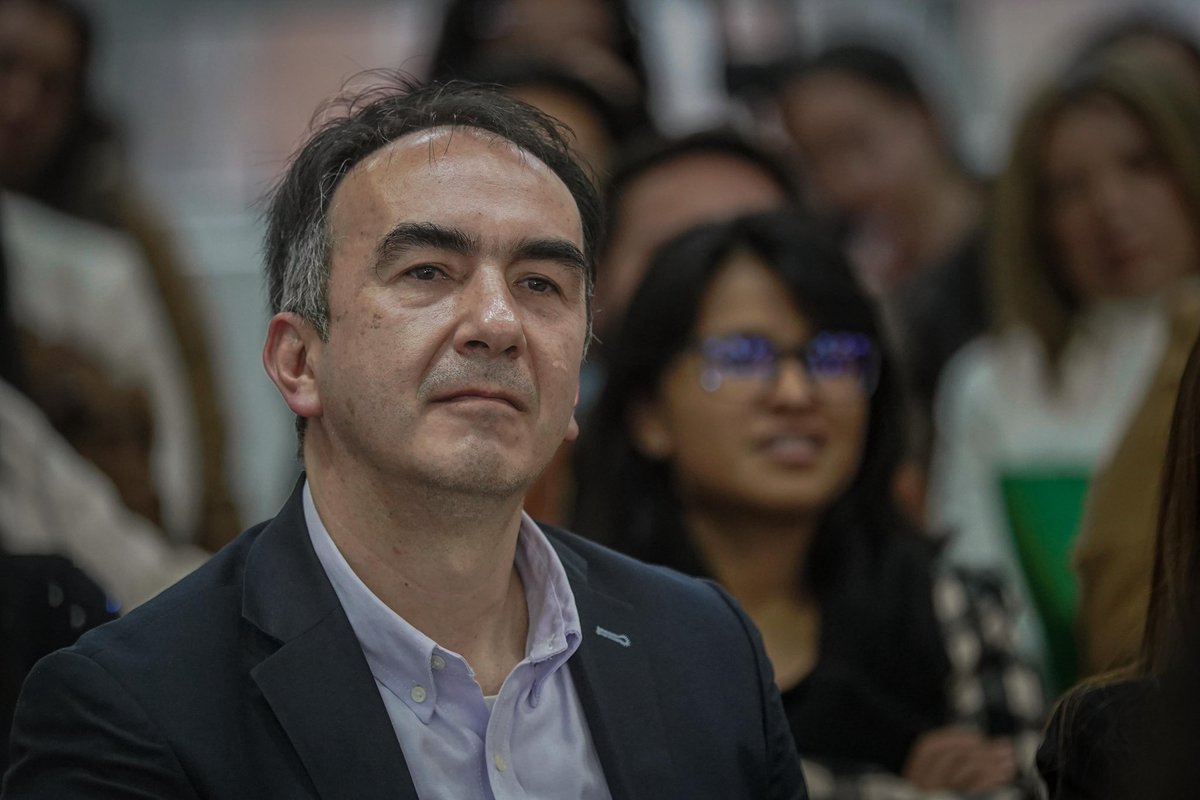 JorgeEmilioRey's tweet photo. Hoy estuvimos con los 142 estudiantes de maestría beneficiados gracias al convenio que firmamos entre la Secretaría de Ciencia, Tecnología e Innovación y la Universidad El Bosque. Estas becas, que cubren el 100% del valor en 29 programas académicos, benefician en un 85% a mujeres, principalmente de provincias como Rionegro, Oriente, Magdalena Centro, Tequendama y Almeidas.
Uno de los indicadores trazadores de nuestro Plan de Desarrollo es el Índice de Competitividad. En el pilar de Ciencia, Tecnología e Innovación identificamos una debilidad estructural: el bajo número de profesionales con formación posgradual y la limitada producción en investigación académica relacionada con el desarrollo rural, medio ambiente y tecnologías.
Con este programa buscamos cerrar esa brecha y formar cundinamarqueses altamente capacitados, que permanezcan en sus regiones y se conviertan en agentes de cambio desde lo local.
Nuestra meta para el segundo semestre de esta vigencia es llegar a 200 beneficiarios más, con becas de hasta el 50% para programas de maestría y seguir fortaleciendo la base del conocimiento que necesita el desarrollo regional.