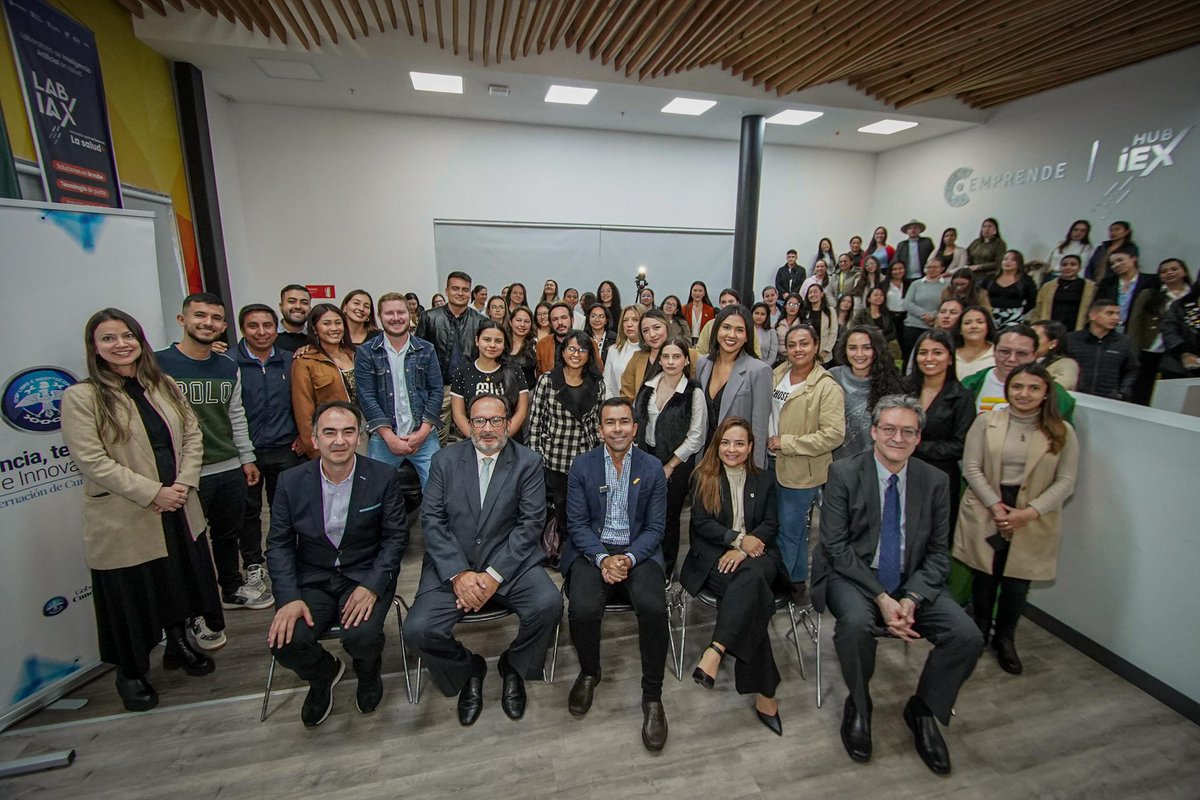 JorgeEmilioRey's tweet photo. Hoy estuvimos con los 142 estudiantes de maestría beneficiados gracias al convenio que firmamos entre la Secretaría de Ciencia, Tecnología e Innovación y la Universidad El Bosque. Estas becas, que cubren el 100% del valor en 29 programas académicos, benefician en un 85% a mujeres, principalmente de provincias como Rionegro, Oriente, Magdalena Centro, Tequendama y Almeidas.
Uno de los indicadores trazadores de nuestro Plan de Desarrollo es el Índice de Competitividad. En el pilar de Ciencia, Tecnología e Innovación identificamos una debilidad estructural: el bajo número de profesionales con formación posgradual y la limitada producción en investigación académica relacionada con el desarrollo rural, medio ambiente y tecnologías.
Con este programa buscamos cerrar esa brecha y formar cundinamarqueses altamente capacitados, que permanezcan en sus regiones y se conviertan en agentes de cambio desde lo local.
Nuestra meta para el segundo semestre de esta vigencia es llegar a 200 beneficiarios más, con becas de hasta el 50% para programas de maestría y seguir fortaleciendo la base del conocimiento que necesita el desarrollo regional.