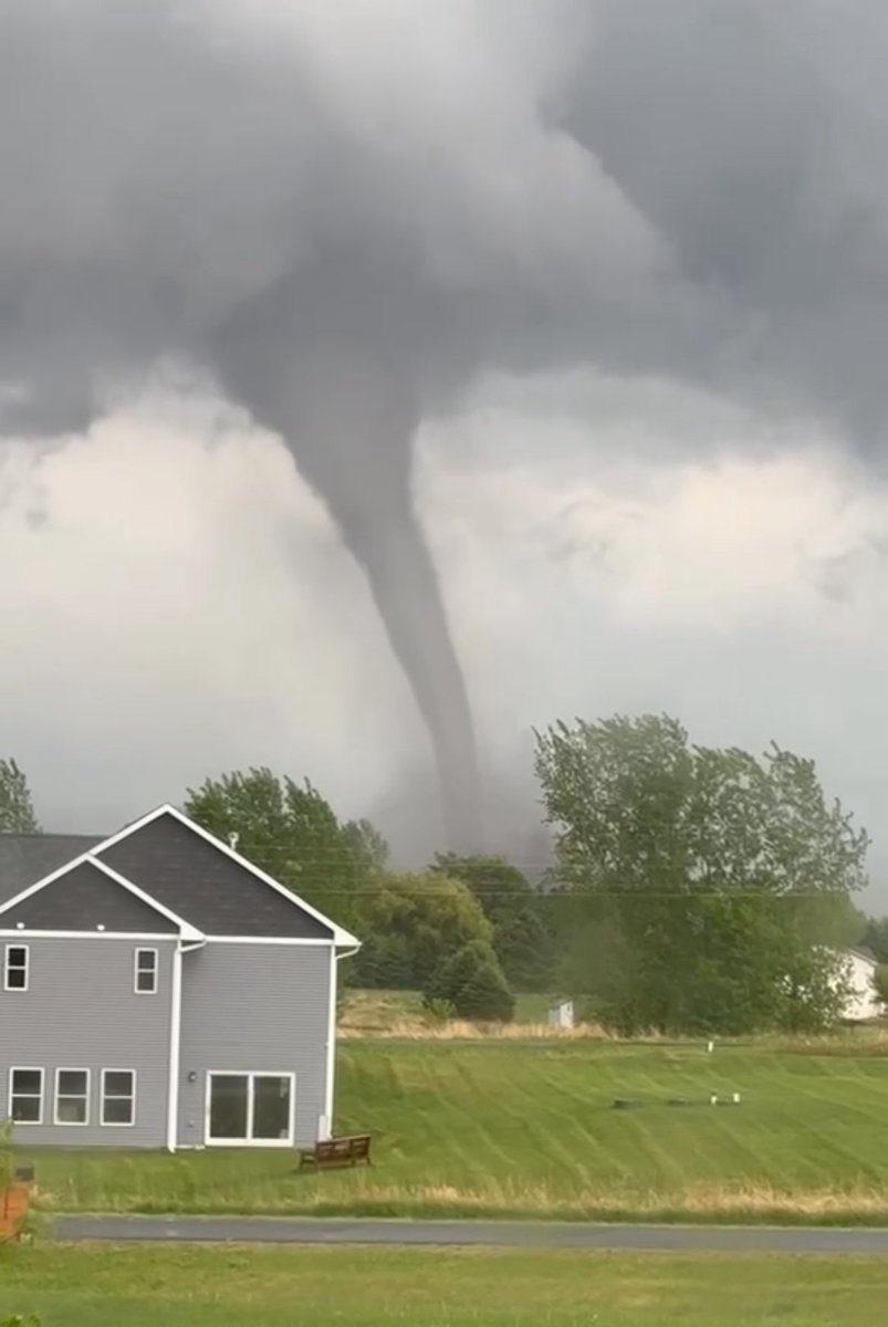 Finished the day with a 1 hour shelter hold while this bad boy cruised by the school a couple miles away.  🌪️