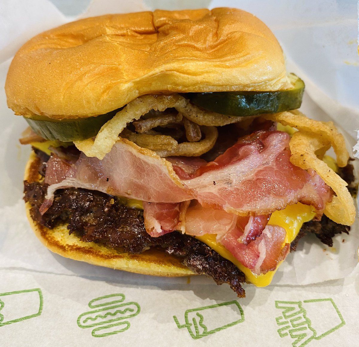 MrDerekLi's tweet photo. Which of these is the REAL @shakeshack Smoky Classic BBQ Burger? https://t.co/LGCvuPKLKE