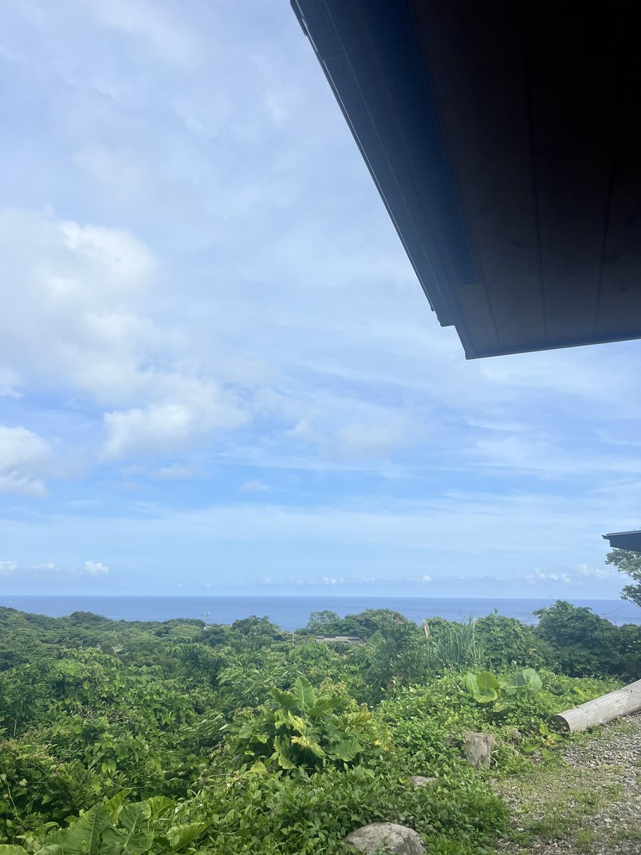 R52869773's tweet photo. 仕事で屋久島にきました！明日の午後だけ半日ジギングしてきます！！
後ろの山々からとても魅力的なオーラを感じます！！ https://t.co/syXNK06E6R
