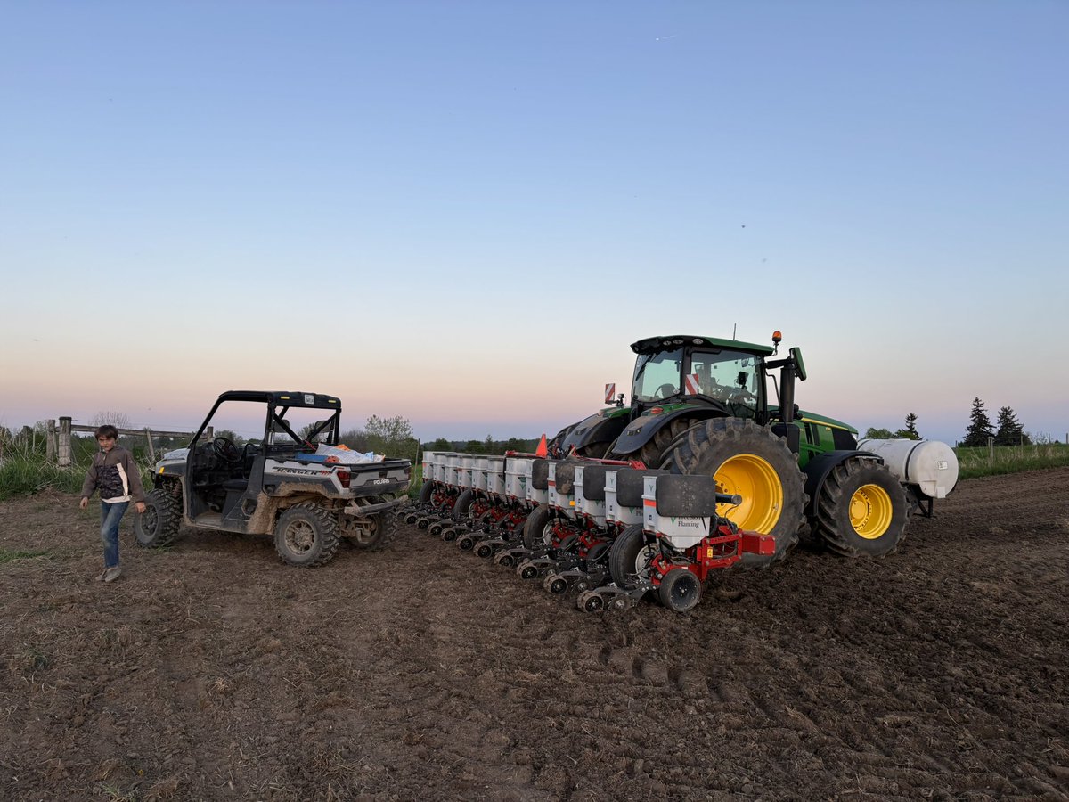 calhorst5's tweet image. Nice start on 2025 #organic corn. While only God can make it grow, I enjoy doing the best job I can. Little guy learned about the value of the fuel gauge 😎