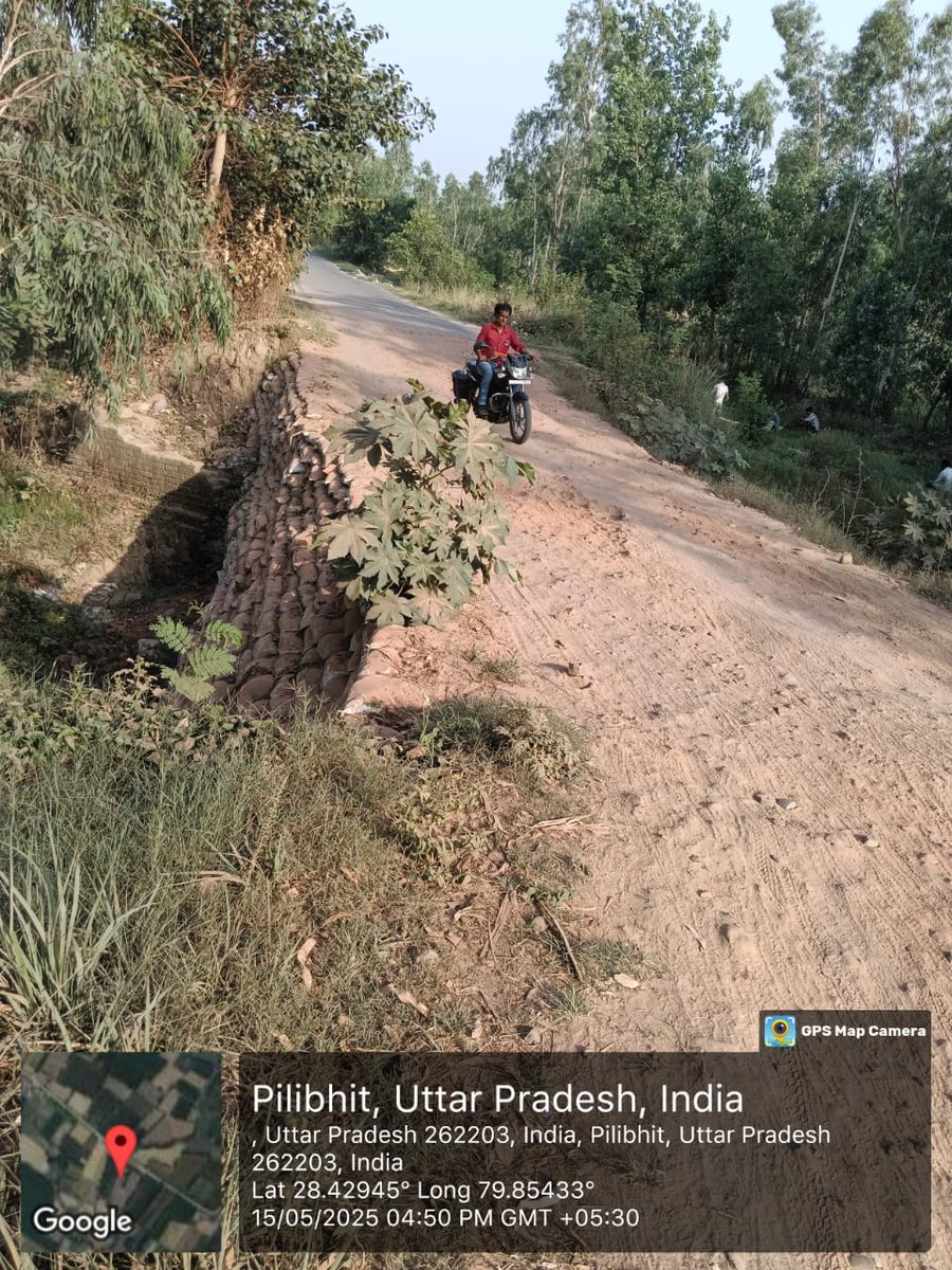 pankaj_kumar159's tweet photo. मै, पंकज कुमार (पंचायत सहायक ), ग्राम पंचायत - बर्रामऊ , ब्लॉक - बरखेड़ा, जिला - पीलीभीत से हूँ | मै आप सभी लोगों को अपनी ग्राम पंचायत की एक गंभीर समस्या से अवगत कराना चाहता हूँ | मेरी ग्राम पंचायत से पिपरिया मंडन को जाने वाली रोड पे एक पुलिया टूटी हुई है |
हमारे माननीय केंद्रीय राज्य मंत्री भारत सरकार, श्री जितिन प्रसाद जी,  दिनाँक - 07 अप्रैल 2025 को सार्वजनिक भ्रमण कार्यक्रम के लिए मेरी ग्राम पंचायत में पधारे थे | वह मेरी ग्राम पंचायत में इसी रोड से आये थे और उन्होंने ये वादा किया था कि 1 महीने के अंदर इस पुलिया पे काम चालू हो जाएगा | आज 1  महीने से ऊपर हो गया है लेकिन पुलिया बनाने का काम अभी भी चालू नहीं हुआ है | अगर मंत्री जी ने को भी काम बताया है तब उसका अनुसरण कौन करेगा | मैंने सुना है कि बीजेपी सरकार अपने वादे पुरे करती है लेकिन यहाँ मुझे ऐसा नहीं लगा | मुझे लगता है कि जब तक कोई दुर्घटना नहीं होती तब तब कोई भी कार्यवाही नहीं होगी |
आप सभी लोगों से विनती है कि इस मैसेज को अधिक से अधिक शेयर करे ताकि दुर्घटना होने से पहले कोई कार्यवाही हो |

#बीजेपी  
#भारतीयजनतापार्टी  
#नरेंद्रमोदी  
#योगीआदित्यनाथ  
#नितिनगडकरी  
#जितिनप्रसाद  
#NoAccident
#RoadSafety