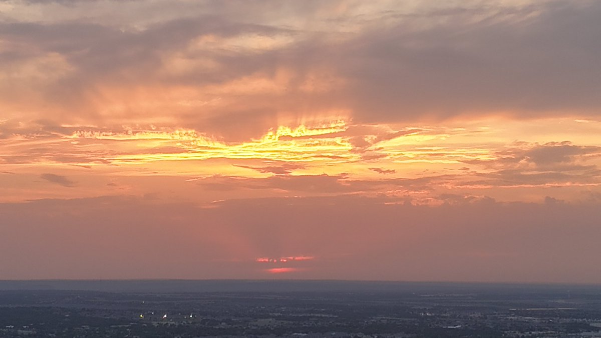 Foster97Mark's tweet image. Sunset tonight. #atxwx #atx #Austin #austintx #txwx #sunsetphotography #Texas #weather