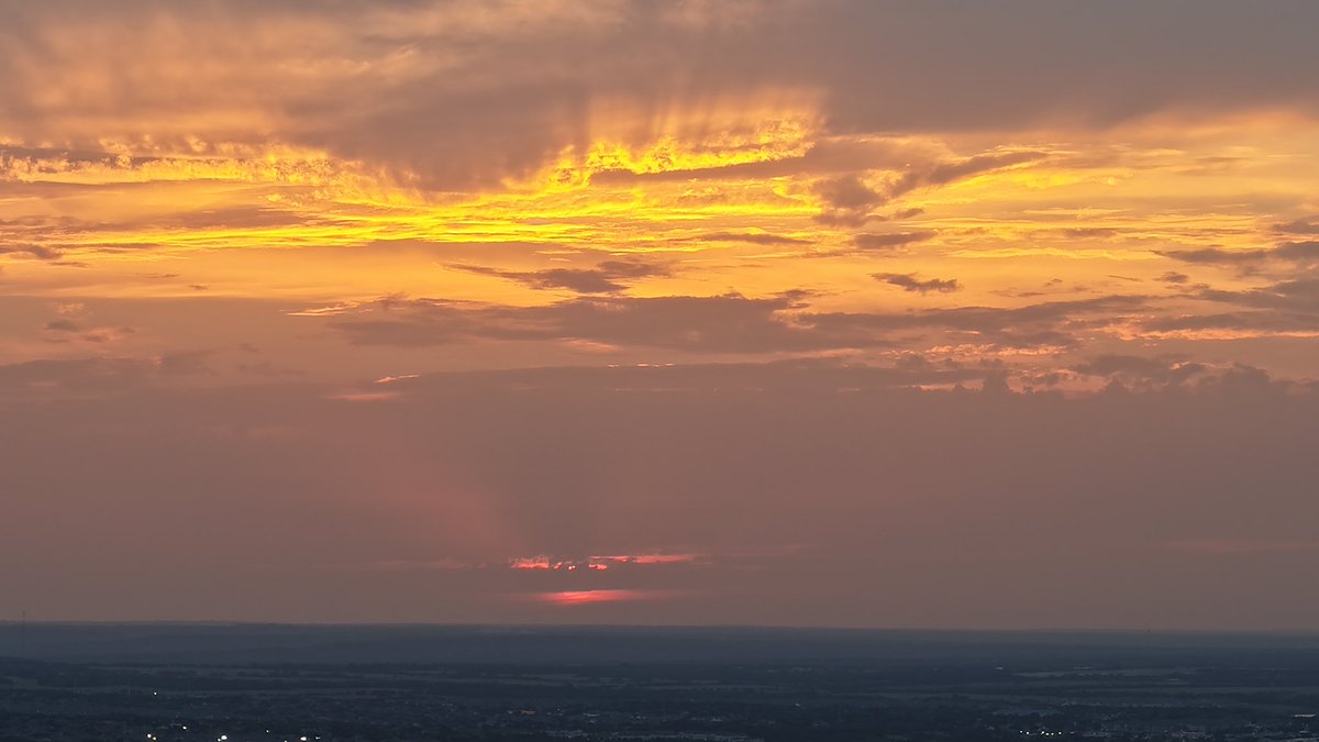 Foster97Mark's tweet image. Sunset tonight. #atxwx #atx #Austin #austintx #txwx #sunsetphotography #Texas #weather