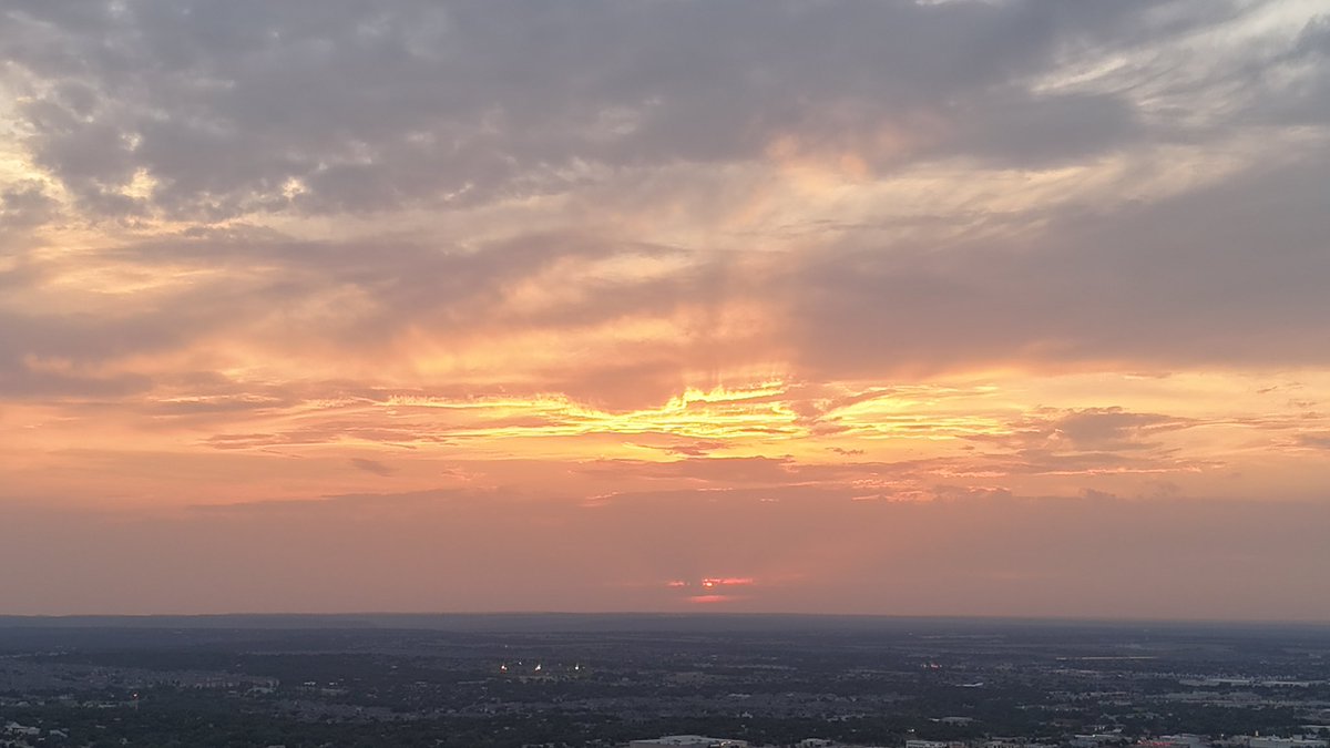 Foster97Mark's tweet image. Sunset tonight. #atxwx #atx #Austin #austintx #txwx #sunsetphotography #Texas #weather