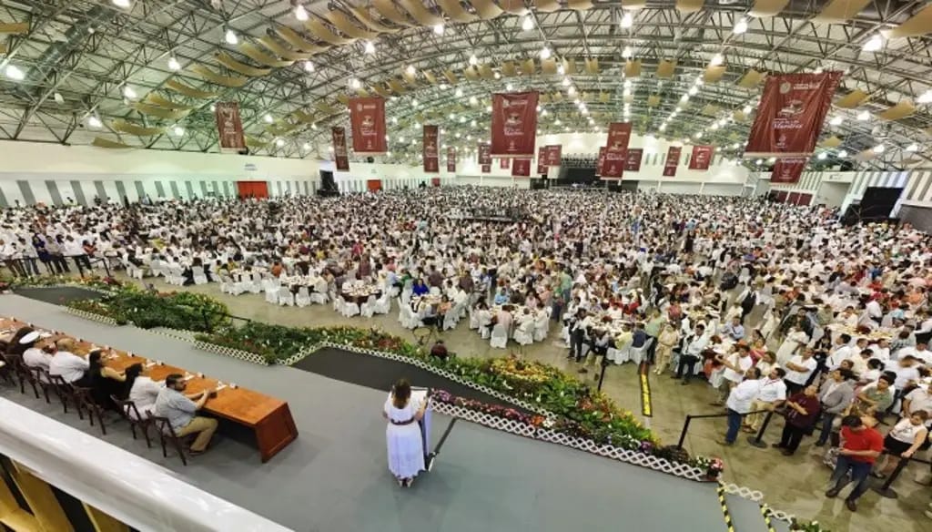 infoguzman's tweet image. #entregasimbolica  Sin #recibir #medalla por 30 y 40 años de servicio se quedaron profesores que asistieron a la celebración que el gobierno estatal  #RocíoNahle  #mariodelgado #claudiatello

"¡Medalla, medalla, medalla, medalla!", corearon al unísono los maestros.