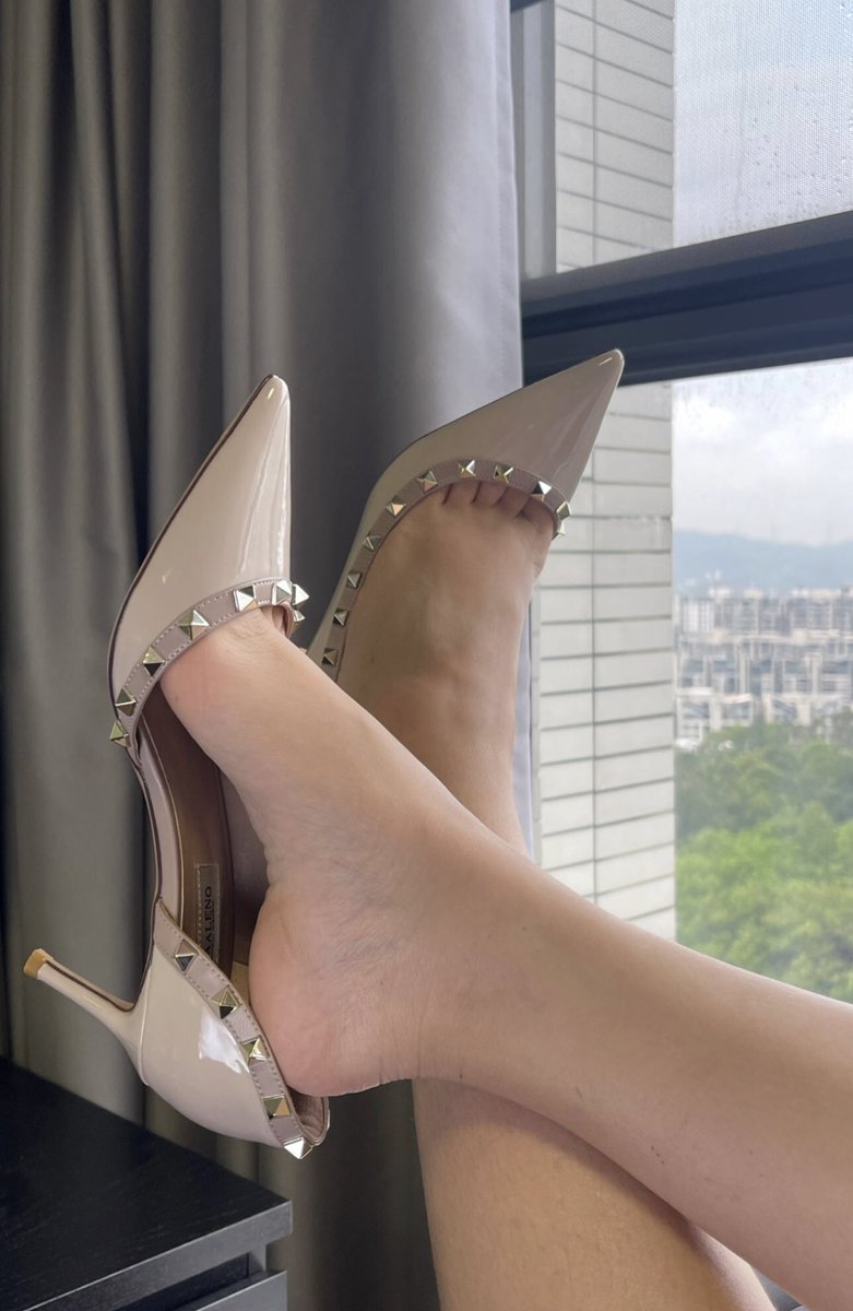 老婆的骚高跟美脚，想不想吃。。