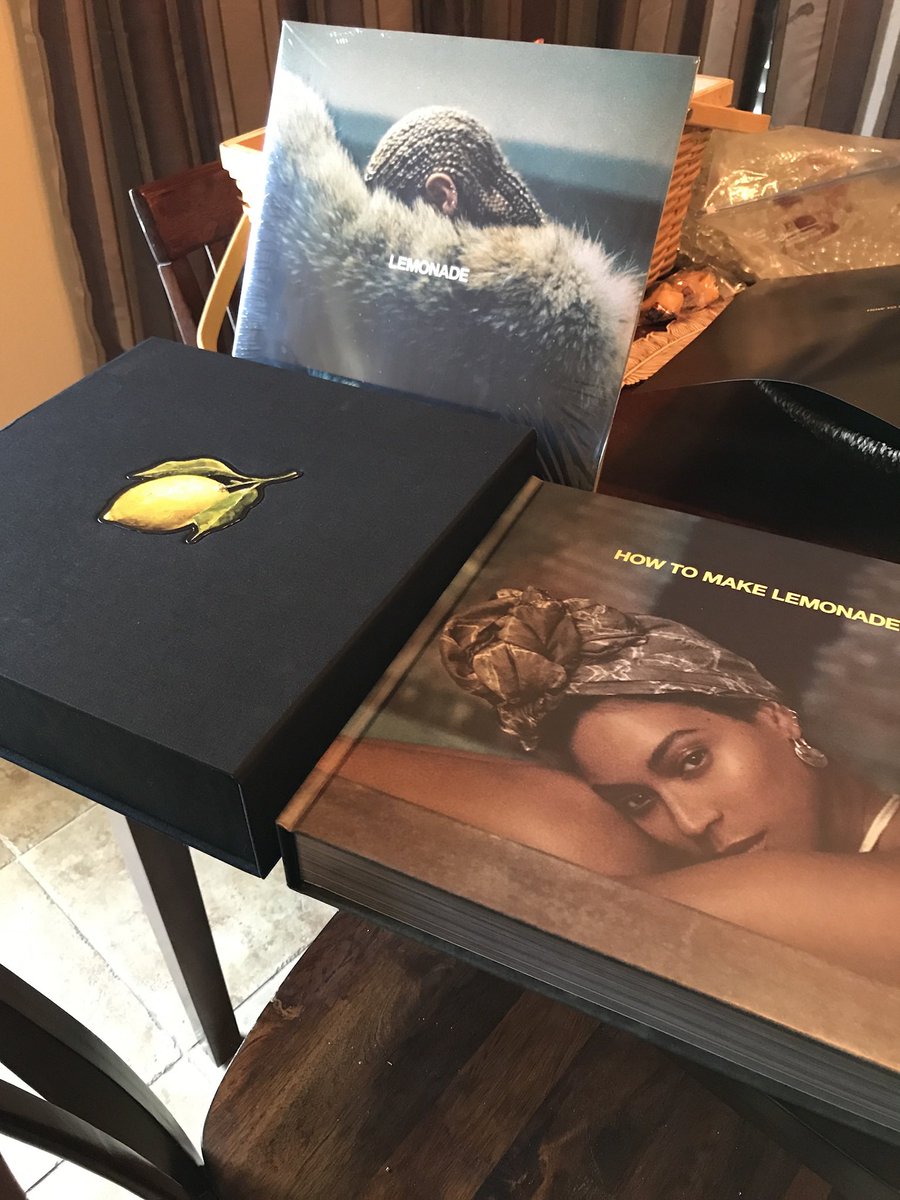 Stephannn's tweet photo. @_is_kunta My bf at the time bought it for my b(ey)day back in like 2017. Didn’t realize how much it’s worth now! 😳 https://t.co/JI8BBEhnES