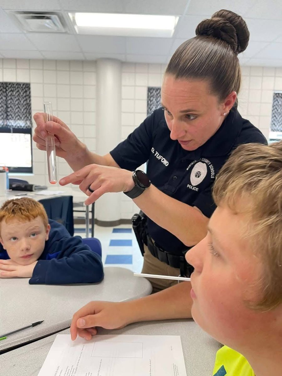 barrier700's tweet photo. 🤫 (she’s doesn’t know yet that she’s a rockstar). Officer Tufono casually teaching kids about DNA 🧬 collection using strawberries. Keep making difference Danielle! #SROsMatter https://t.co/qNiJHC17Ai