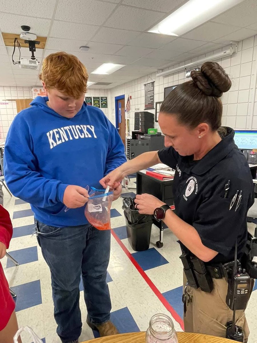 barrier700's tweet photo. 🤫 (she’s doesn’t know yet that she’s a rockstar). Officer Tufono casually teaching kids about DNA 🧬 collection using strawberries. Keep making difference Danielle! #SROsMatter https://t.co/qNiJHC17Ai