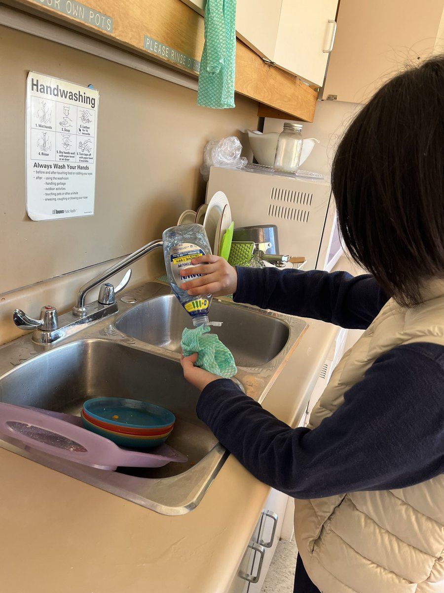 Macklin’s Cooking 🧑‍🍳 Club
Today’s menu: Pizza with many toppings 
Yum !😋Yum !😋 Yum!
Thanks to Ms. Chu, Ms. Kean, and Ms. Wang (parent volunteer) for running the club.